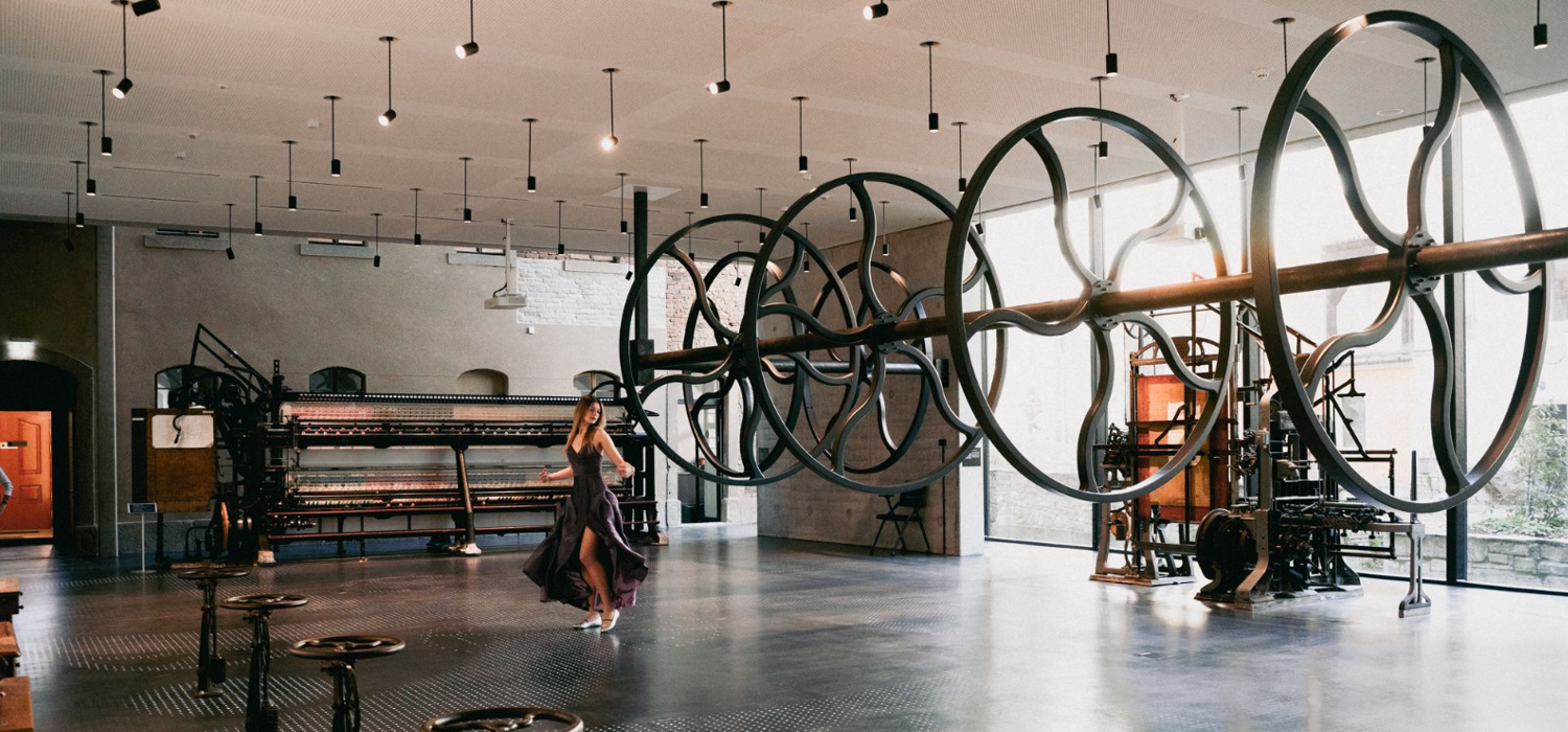 
                                                                                                                    More than lace - The factory of threads
                                                    